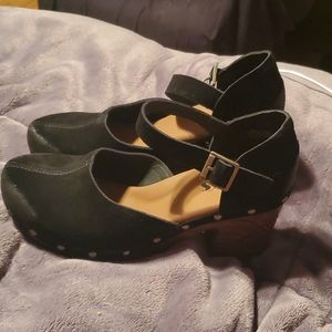 Womens strappy clogs